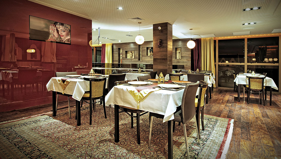 Salão superior do restaurante Swadisht